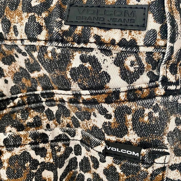 Y2K Volcom cheetah print jeans. Size 26 - Picture 6 of 7